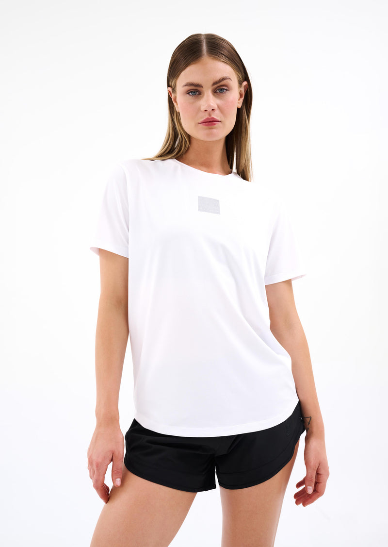 CROSSOVER AIR FORM TEE IN WHITE