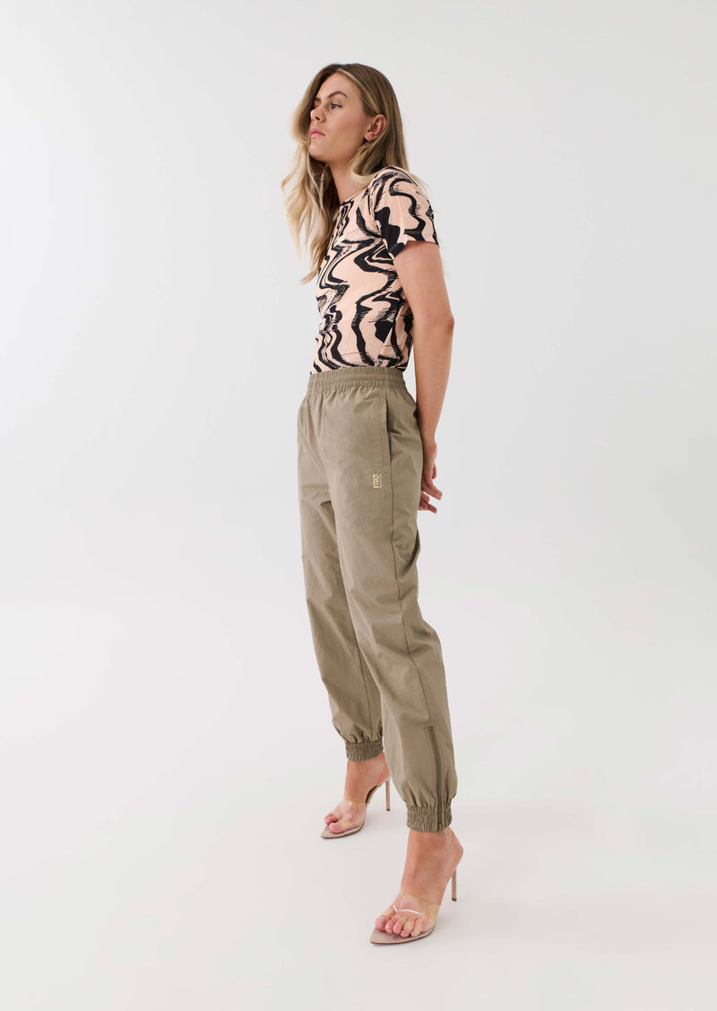 TWISTED TEE IN LIQUIFY PRINT