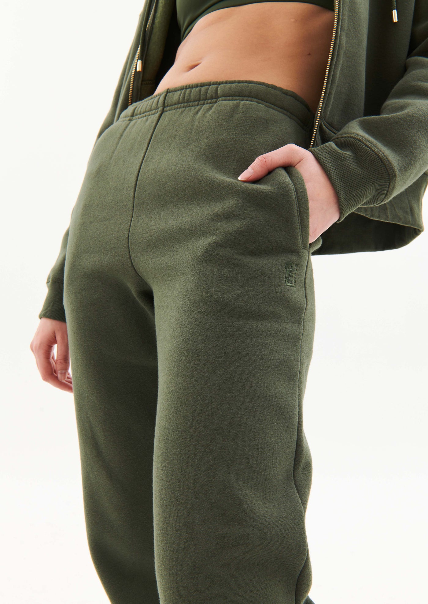 PRIMARY TRACKPANT IN RIFLE GREEN